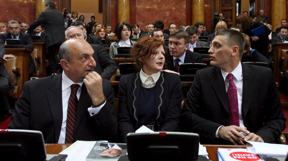 Kako je koalicija DOS izgubila parlamentarnu većinu? 1