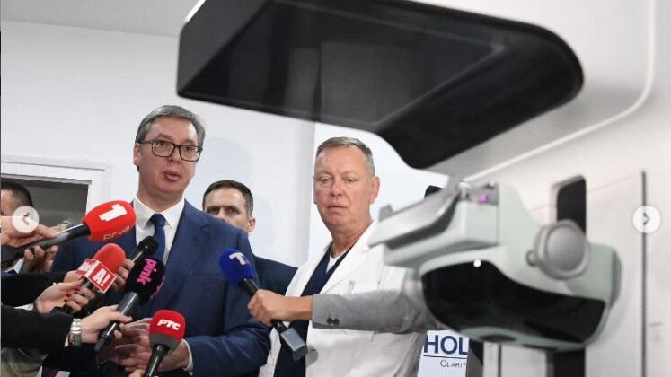 Mamograf koji je Vučić uručio bolnici u Leskovcu naopako montiran: Korisnici društvenih mreža dele fotografiju 1