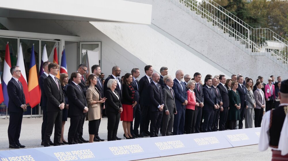 Iz Vlade Srbije stigla grupna fotografija iz Tirane - premijerka je na njoj 1