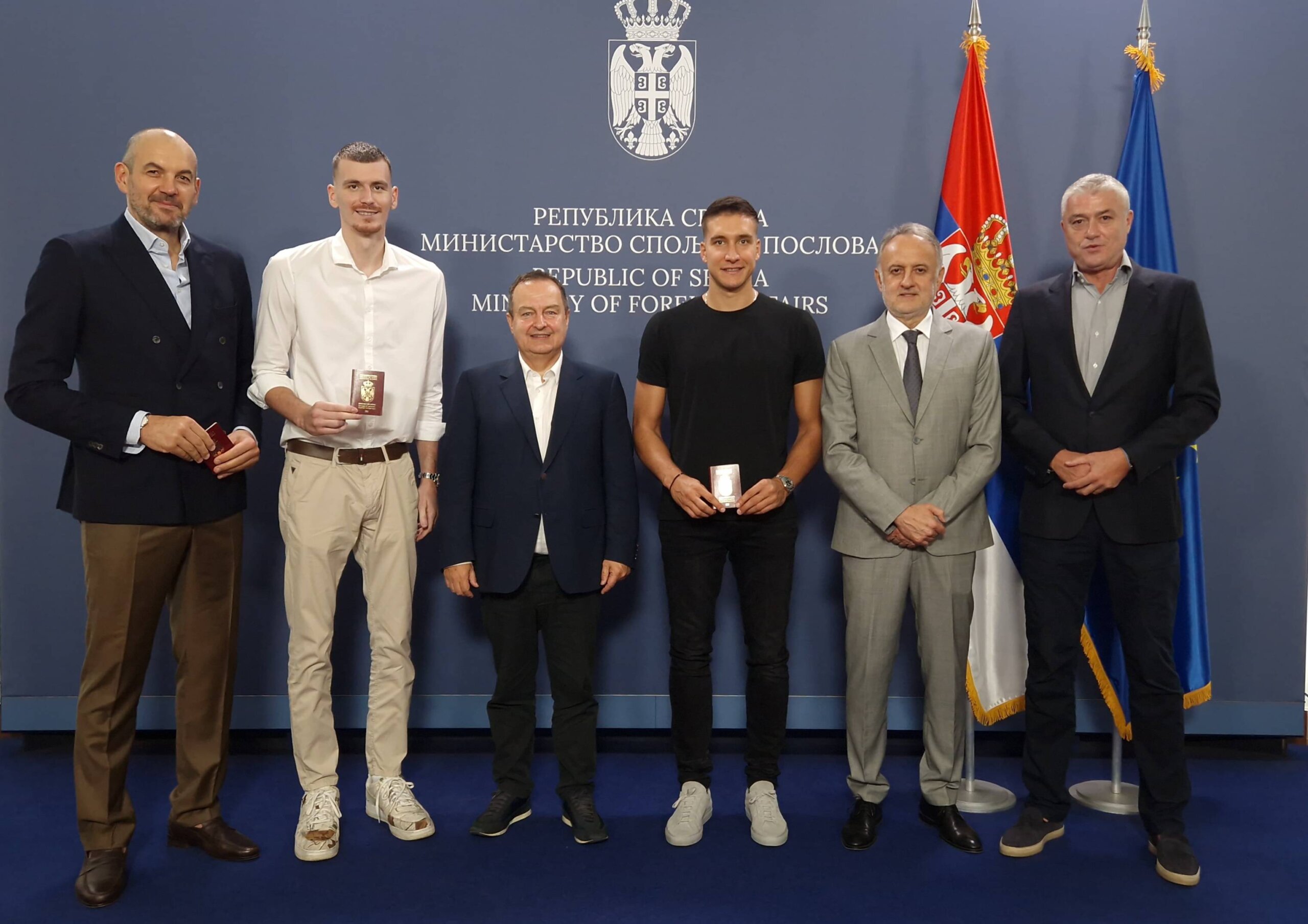 Uručeni diplomatski pasoši odbojkašicama i košarkašima Srbije 2 Uručeni diplomatski pasoši odbojkašicama i košarkašima Srbije 2