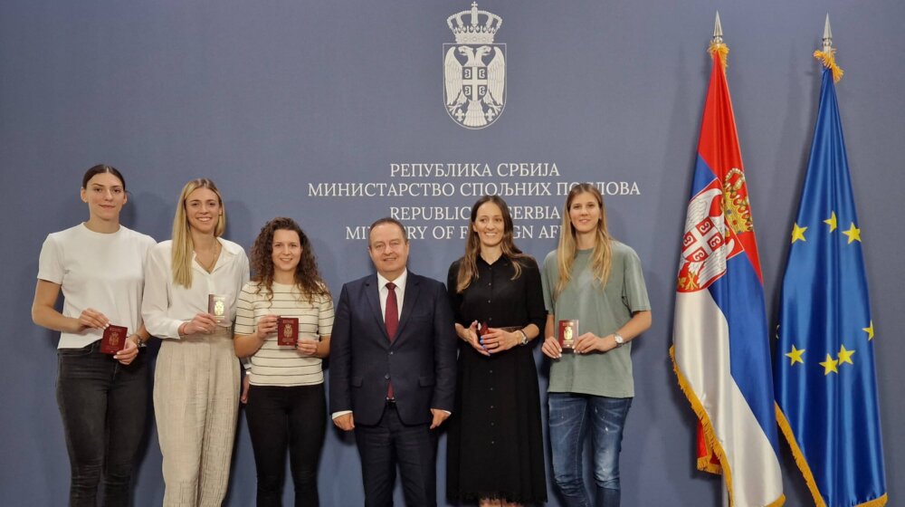 Uručeni diplomatski pasoši odbojkašicama i košarkašima Srbije 1