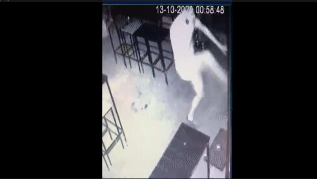 Deveti napad na novosadski antifašistički lokal Crni ovan u samo godinu dana: Napadač već dobro poznat 2 Deveti napad na novosadski antifašistički lokal Crni ovan u samo godinu dana: Napadač već dobro poznat 2