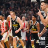 Avramović tvrdi da nije bio čovek odluke, a Hanga da "problem očigledno postoji": Kako je Partizan nadmudrio Zvezdu u prvom derbiju ove sezone (VIDEO) 12