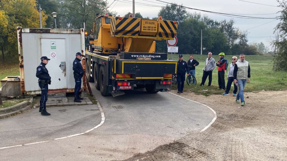 Dizalica od 55 tona, dva hapšenja i reči oficira: Detalji jutrošnje drame na novobeogradskom Savskom nasipu 1