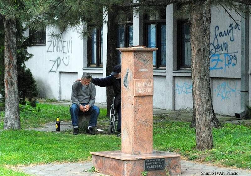 Prazno postolje na bisti Svetozara Miletića u Zrenjaninu 1