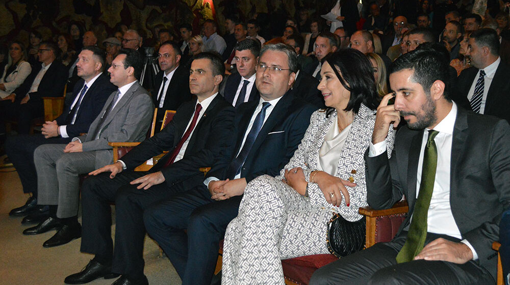 Politički teatar za Dan Užica: Grad sunca na zapadu u kome su svi veseli (FOTO) 1