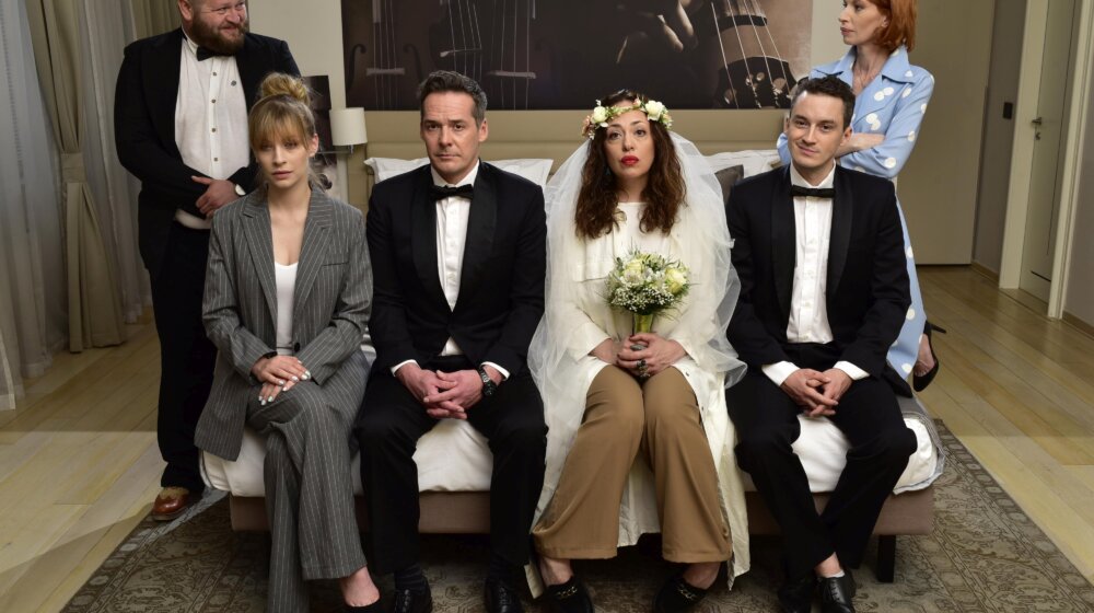 Duhovita priča o ljubavi, braku i ženama koje su heroine u svim vremenima: Premijera "Godišnjice", u režiji Petra Jovanovića na Velikoj sceni Madlenianuma 1