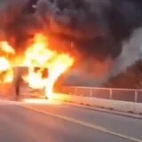 Autobus izgoreo na Brankovom mostu, saobraćaj u smeru ka Novom Beogradu bio privremeno zatvoren (VIDEO) 13