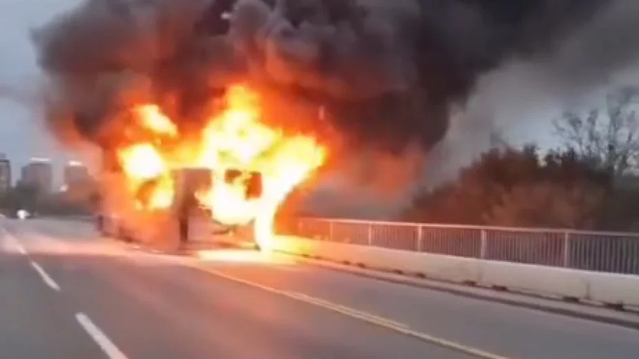 Autobus izgoreo na Brankovom mostu, saobraćaj u smeru ka Novom Beogradu bio privremeno zatvoren (VIDEO) 1