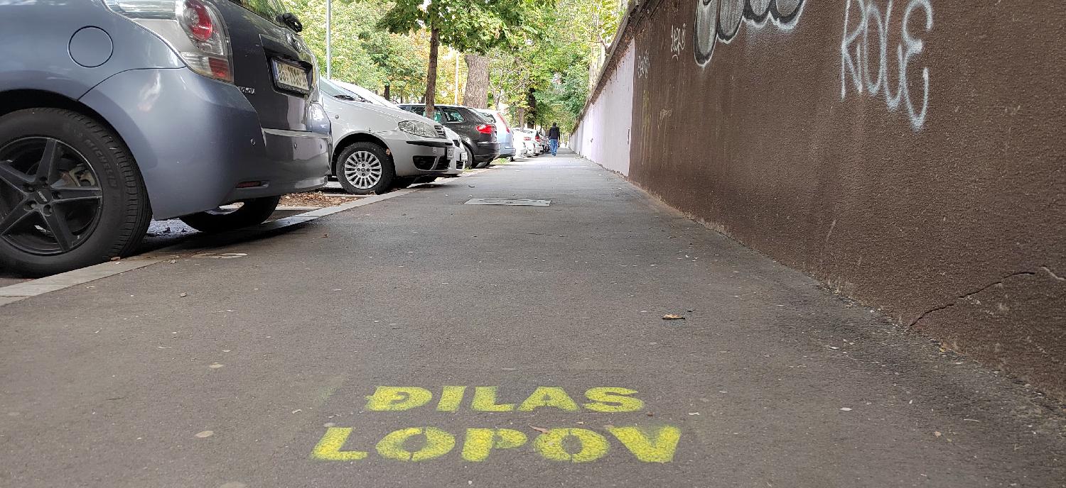 Uvredljive poruke na račun opozicionih političara u Resavskoj ulici (FOTO) 3 Uvredljive poruke na račun opozicionih političara u Resavskoj ulici (FOTO) 3