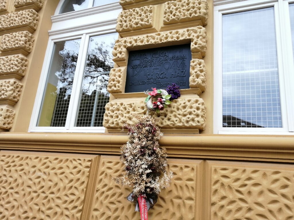 Šetnja stazama oslobodilaca Subotice: Fasada Gradske kuće još uvek čuva tragove metaka streljanih osoba 3