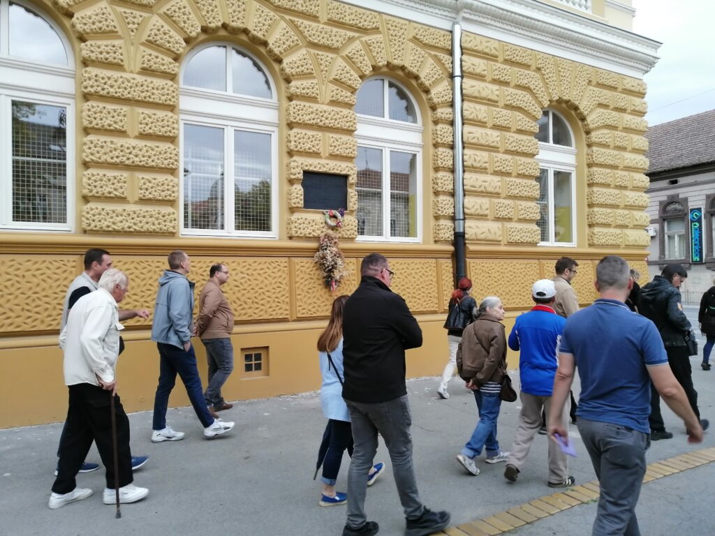 Šetnja stazama oslobodilaca Subotice: Fasada Gradske kuće još uvek čuva tragove metaka streljanih osoba 4