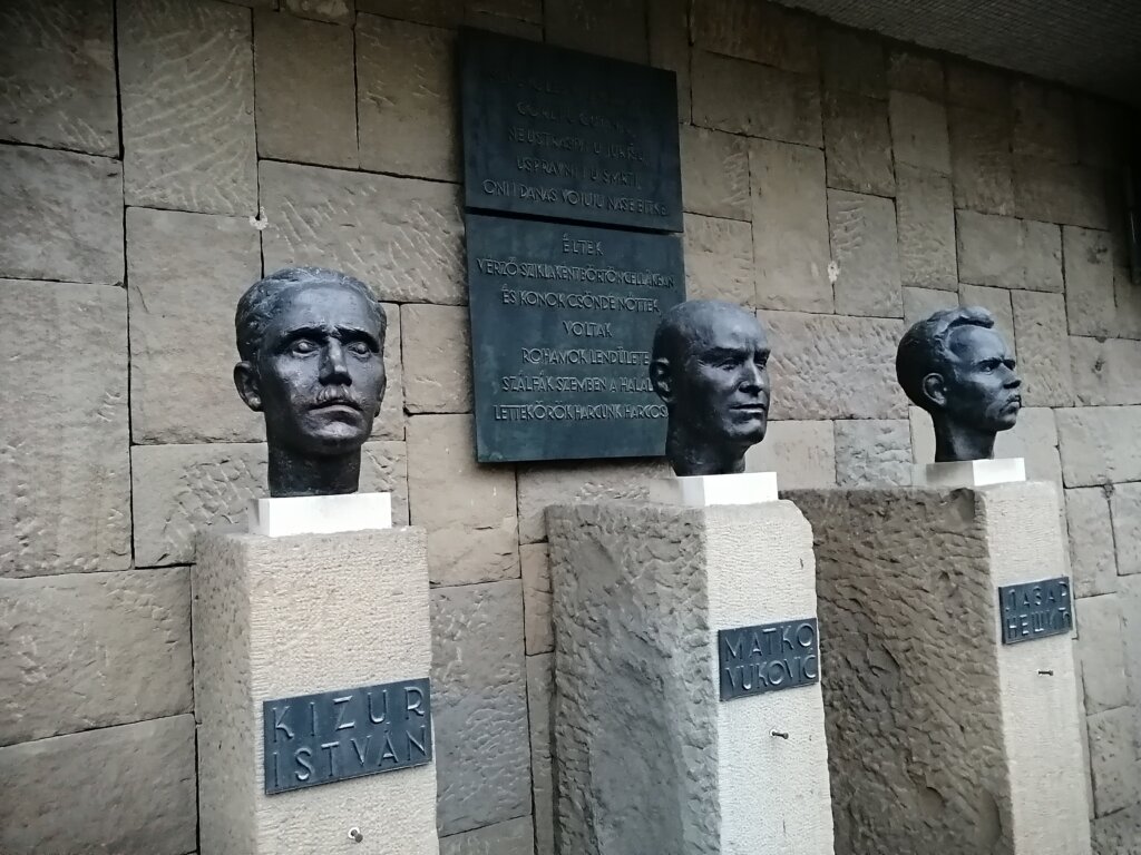 Šetnja stazama oslobodilaca Subotice: Fasada Gradske kuće još uvek čuva tragove metaka streljanih osoba 6