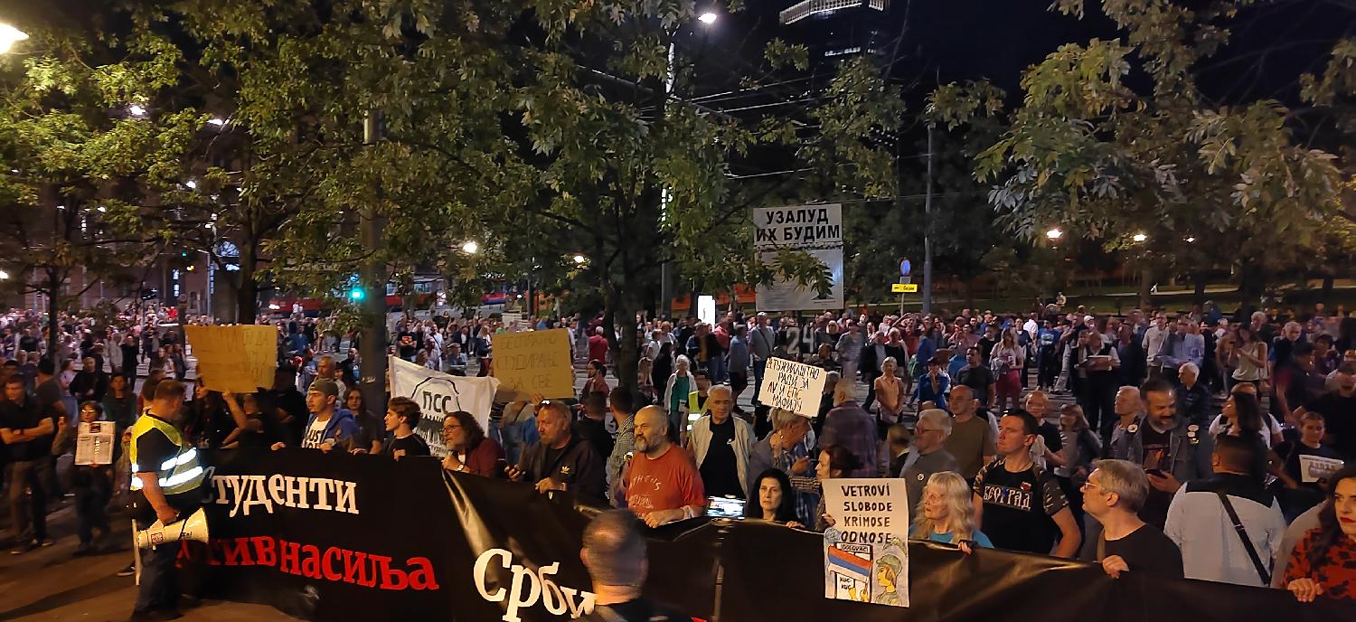 Kako je izgledao 24. protest „Srbija protiv nasilja“ (FOTO) 4 Kako je izgledao 24. protest „Srbija protiv nasilja“ (FOTO) 4