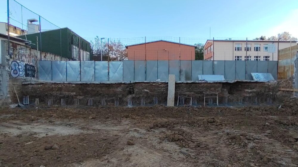 Protest roditelja đaka OŠ "Filip Filipović" na Banjici, investitori zauzeli deo dvorišta i počeli izgradnju stambenog objekta 1