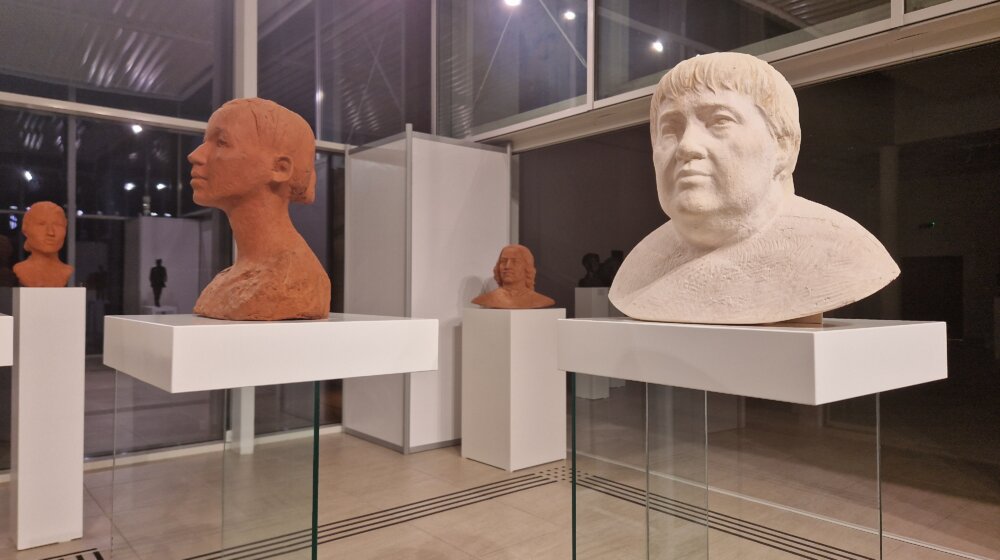 Izložba portreta „Omaž Nikoli Koki Jankoviću” Zdravka Joksimovića u legatu vajara i akademika u Kragujevcu 1