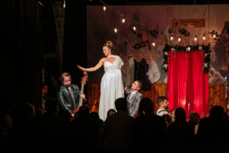 Zavičajna nostalgija uz pesme Šabana Šaulića u potrazi za samim sobom: „San o zavičaju” niškog Narodnog pozorišta na 18. Joakimfestu 2