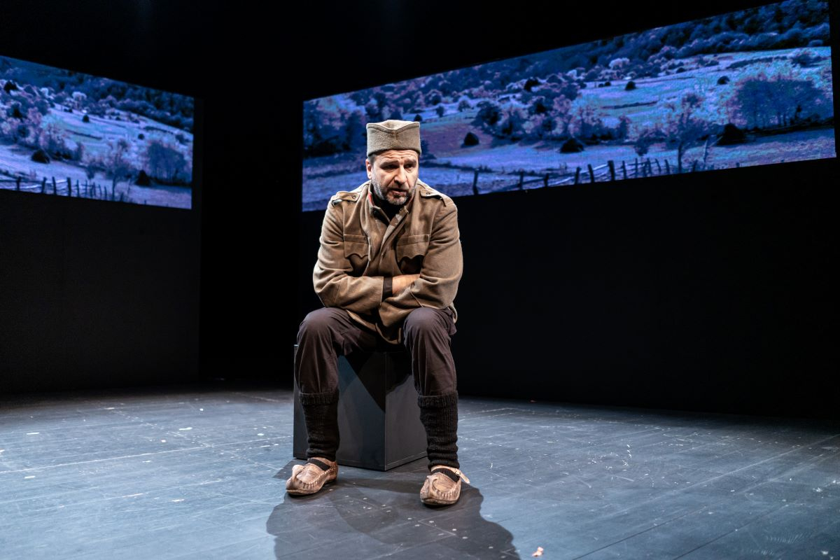 Nenad Jezdić u ulozi glavnog junaka "Knjige o Milutinu", već dve godine rasprodaje repertoar u Zvezdara teatru: Karte za novembar "nestale" za šesnaest minuta 2 Nenad Jezdić u ulozi glavnog junaka "Knjige o Milutinu", već dve godine rasprodaje repertoar u Zvezdara teatru: Karte za novembar "nestale" za šesnaest minuta 2