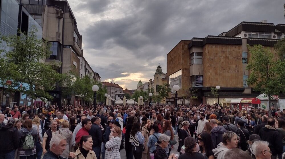 Radomir Lazović govori u petak na protestu u Kragujevcu kod Krsta 1