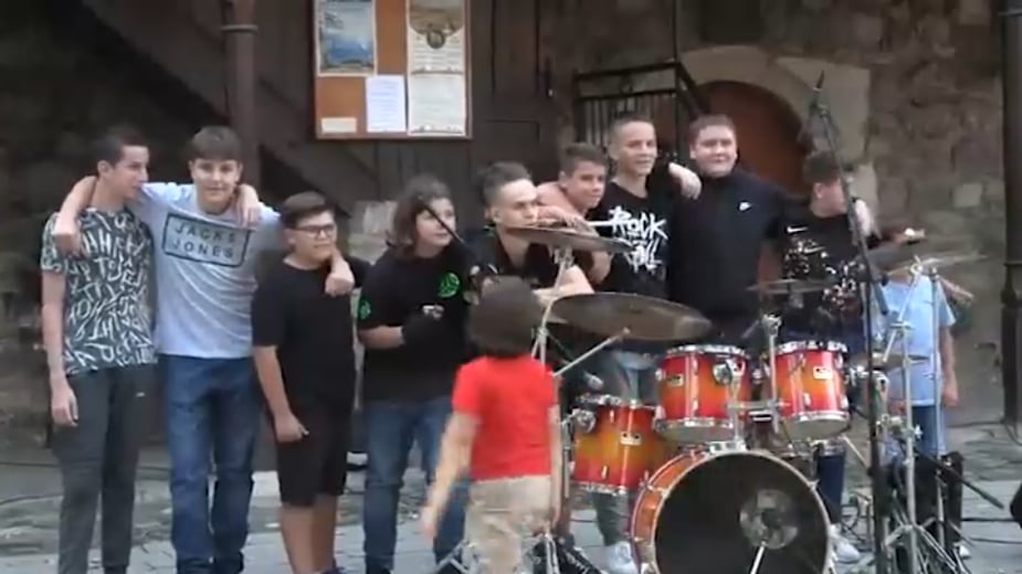 Dečaci iz Kraljeva održali mini-koncert da pomognu malom Vasiliju 1