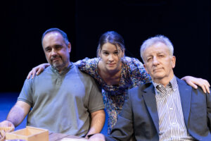 Premijera “Kuće” u režiji Voje Brajovića otvara novu sezonu u Zvezdara teatru: Duhovita priča o tri lika, iz tri generacije, u tri prostora i tri vremena 3