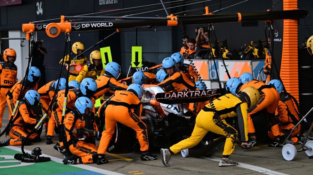 (VIDEO) Mehaničari Meklarena oborili rekord Formule 1: Zamenili sve četiri gume za treptaj oka 1