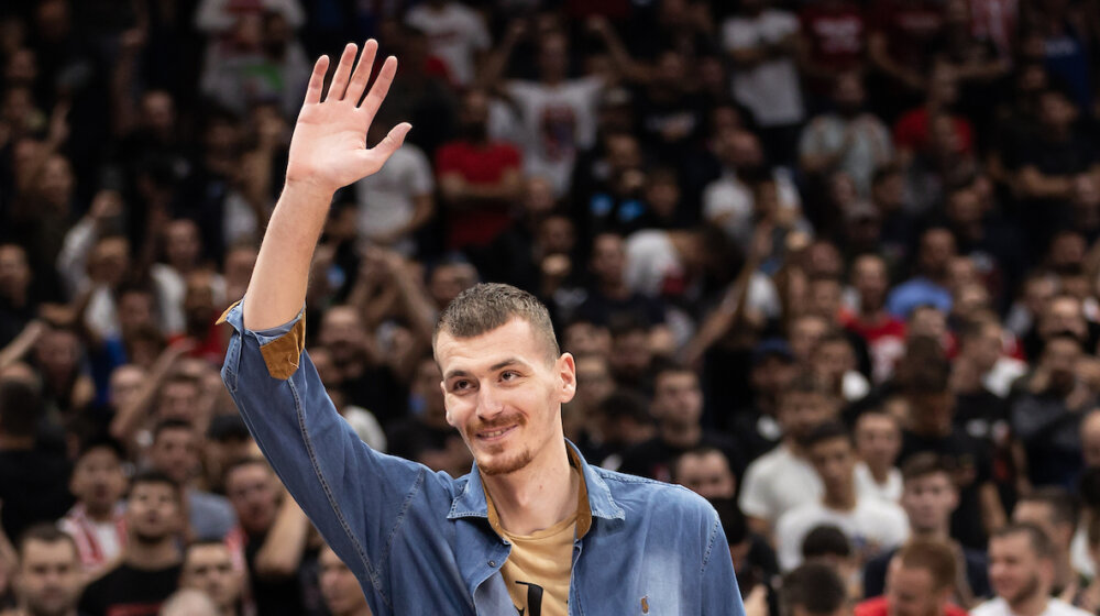 (VIDEO) Boriša Simanić došao da podrži svoj bivši klub: Navijači u „Areni“ burnim aplauzom pozdravili reprezentativca Srbije 1