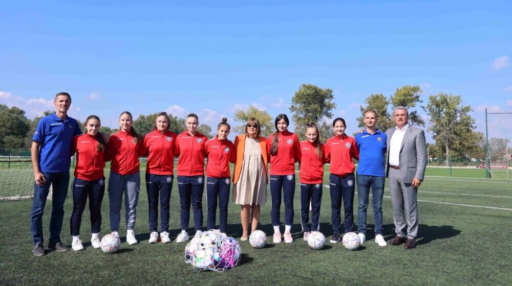 Ministarka Gojković povodom Međunarodnog dana devojčica posetila fudbalski klub "Borac" 1