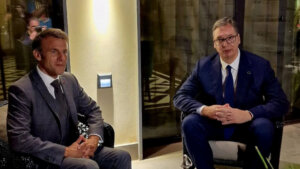 Aleksandar Vučić, predsednik Srbije, najavio je da će danas otputovati u Pariz da bi se u Jelisejskoj palati video sa predsednikom Francuske Emanuelom Makronom na sat i po ili dva, ali nije precizirao o čemu će konkretno za tako kratko vreme razgovarati.