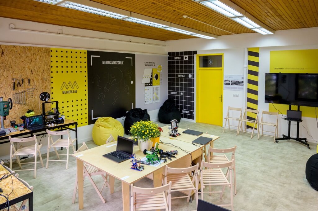 Otvoren Mejkers lab u niškoj školi čiji đaci su osmislili rukavicu za prevođenje znakovnog jezika 2