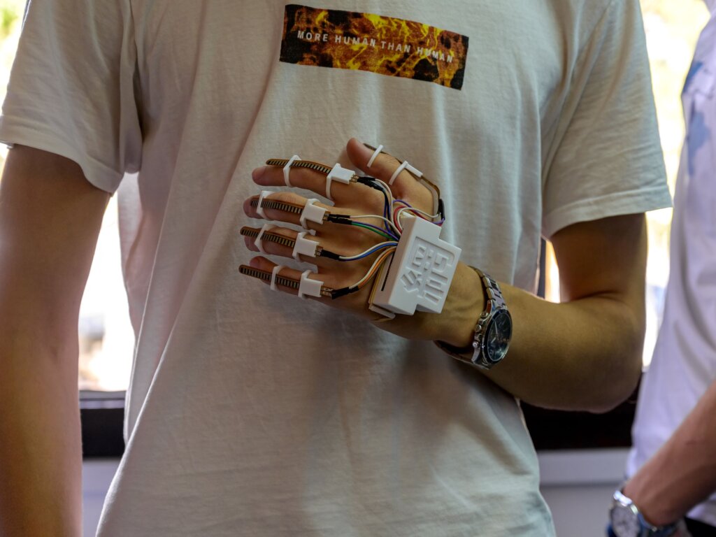 Otvoren Mejkers lab u niškoj školi čiji đaci su osmislili rukavicu za prevođenje znakovnog jezika 3