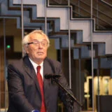 Veliki pisac velikog gesta, jedini koji je kao i Kiš vratio Ninovu nagradu: Milisav Savić novi laureat prestižne književne nagrade "Podrum Radovanović" za životno delo 8