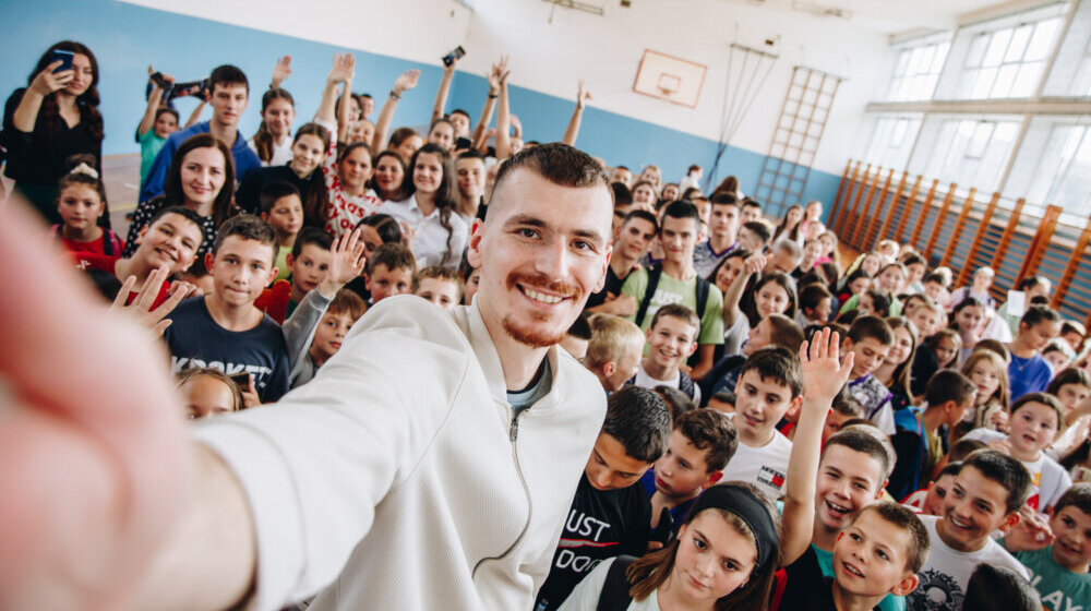 Veliko Borišino srce za Bratunac: Doček za heroja nacije u OŠ „Vuk Karadžić“ 1