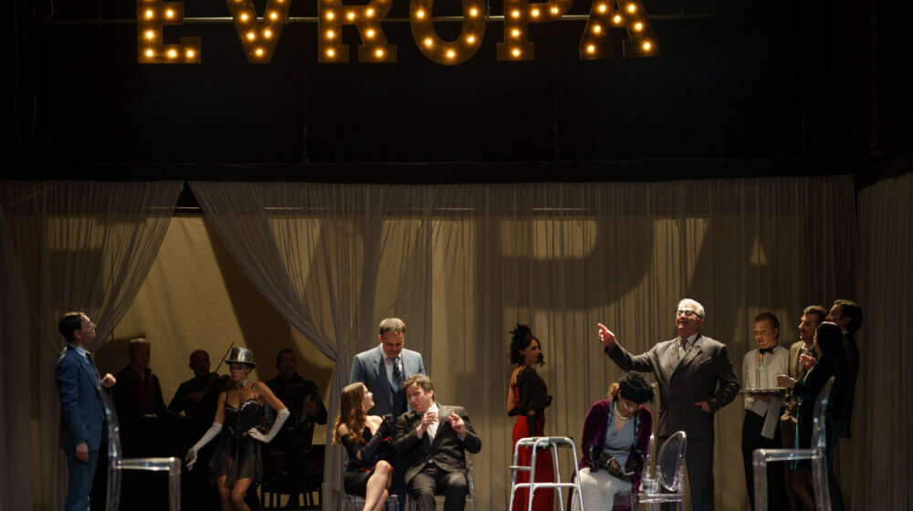 Šest nagrada kragujevačkoj predstavi „Na rubu pameti” na festivalu „Zlatna vila” u Prijedoru: Krleža odigran pod svetlom mobilnih telefona publike 1