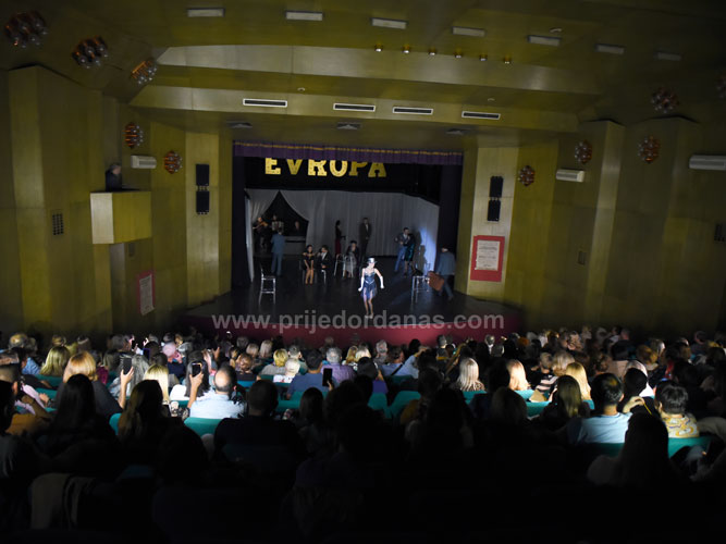 Šest nagrada kragujevačkoj predstavi „Na rubu pameti” na festivalu „Zlatna vila” u Prijedoru: Krleža odigran pod svetlom mobilnih telefona publike 2
