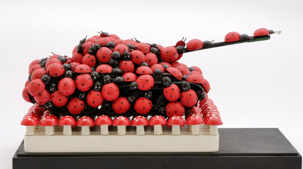 PREDAJ ORUŽJE - RAZ(NA)ORUŽAJ SE! : Vizuelni umetnici protiv nasilja 1