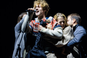 Kiril Serebrenikov "objavljuje rat svakom gmazu što komotno spava, svakom odanom keru što brani bahatu vlast!" 2