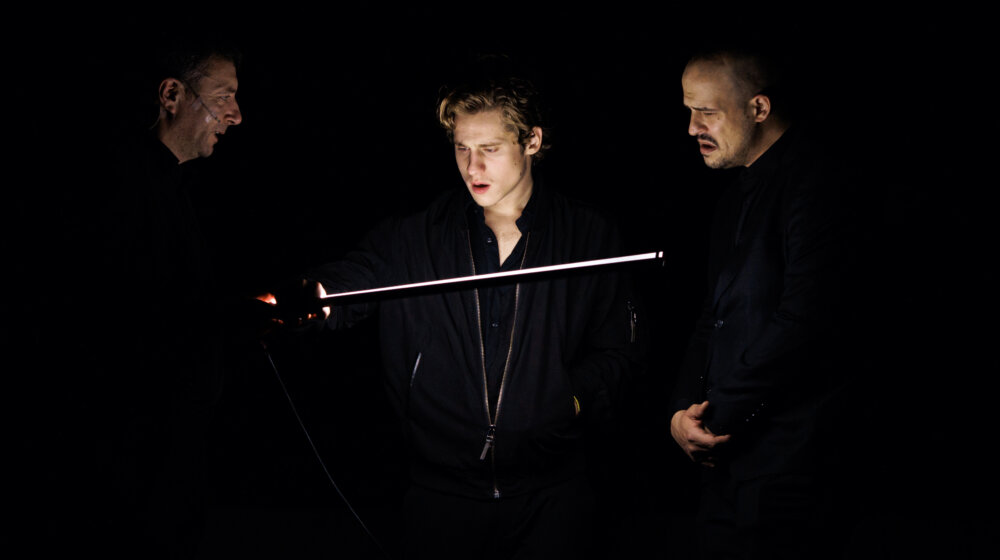 Kiril Serebrenikov "objavljuje rat svakom gmazu što komotno spava, svakom odanom keru što brani bahatu vlast!" 1