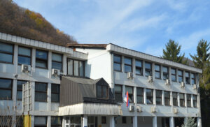 Udruženje sudija i tužilaca kritikovalo je danas izbor Petra Bjelogrlića za vršioca funkcije predsednika Osnovnog suda u Ivanjici pošto je njegova supruga Snežana Bjelogrlić, koja je sada članica Visokog saveta sudstva i predsednica Društva sudija Srbije, ranije obavljala funkciju predsednice tog suda.