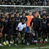 Fudbaleri Partizana pobedu u Kruševcu proslavili sa navijačem koji je duel posmatrao pored terena u invalidskim kolicima 5
