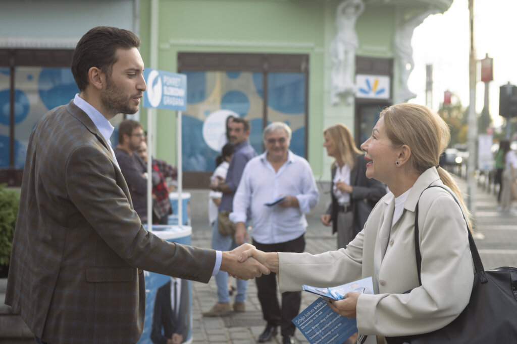 Činjenica da ljudi loše žive jača je od medijskog mraka i bajki o „zlatnom dobu”: Pavle Grbović u razgovoru sa Kragujevčanima (FOTO) 2