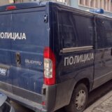 Oglasio se MUP o "hapšenju" automobila oblepljenog porukama protiv Aleksandra Vučića u Mladenovcu 1