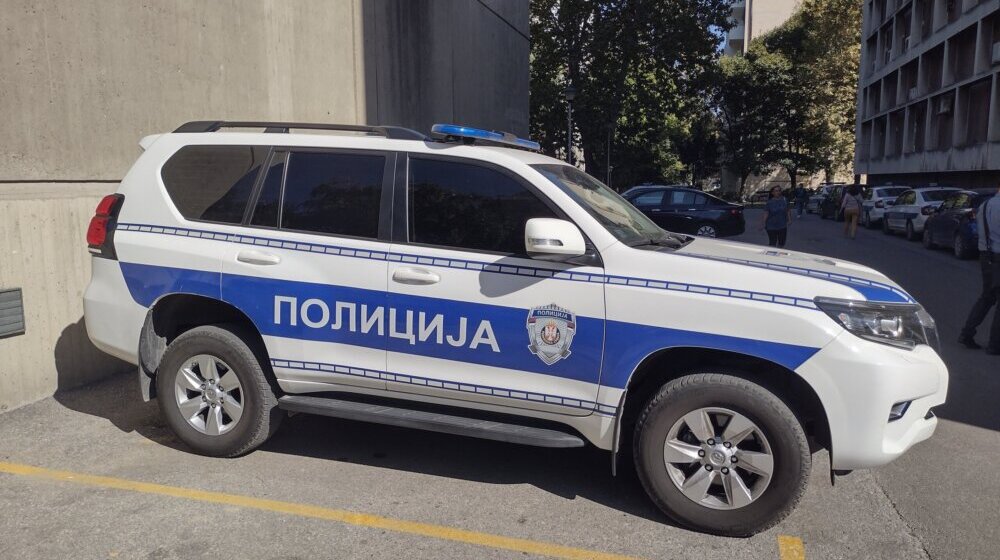 Muškarac iz Kragujevca uz pretnju nožem od mladića oteo novac, mobilni i sat 1