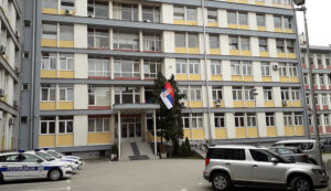 Učenik užičke škole pištoljem izazvao paniku među đacima u školskom dvorištu 4