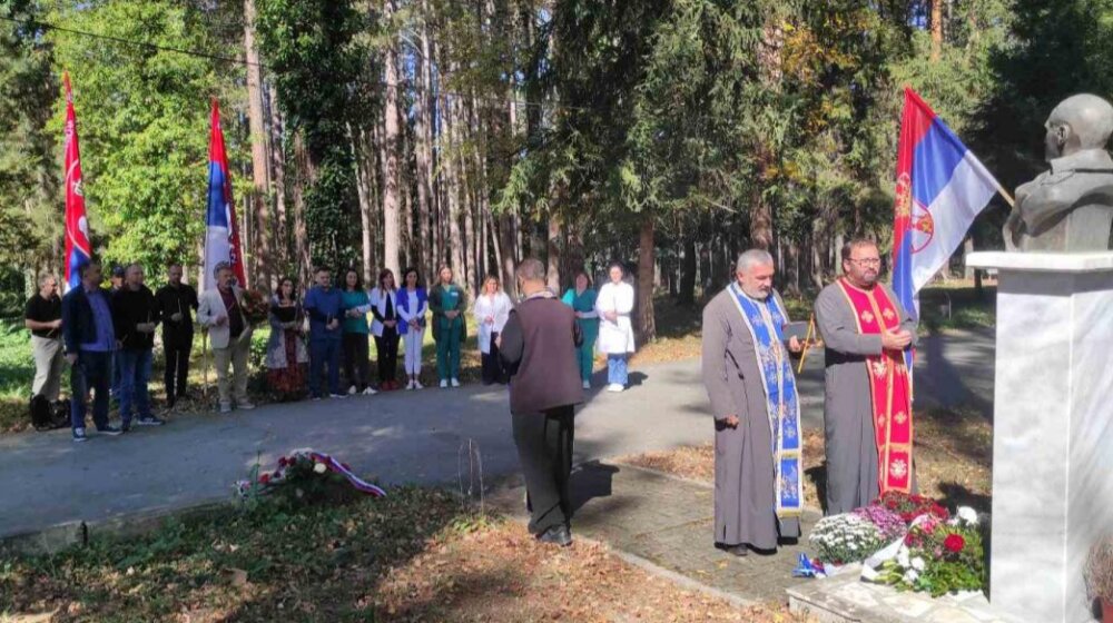 Pomen kralju Aleksandru osnivaču Specijalne bolnice za plućne bolesti u Surdulici 1