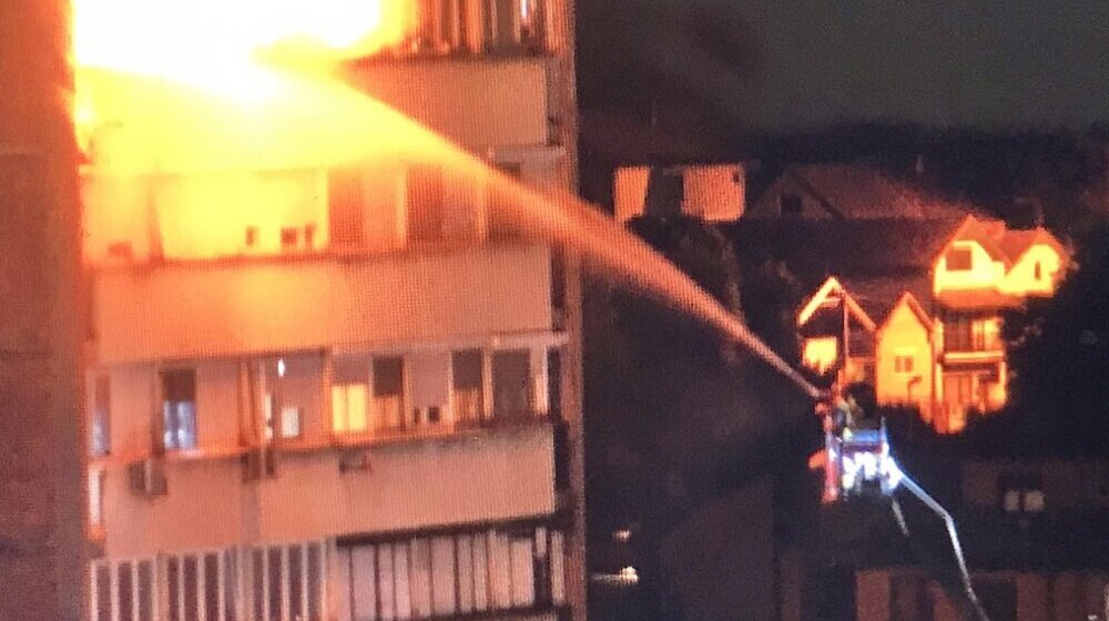 Dve osobe nastradale u požaru u soliteru na Lepeničkom bulevaru u Kragujevcu: Troje povređenih preveženo u Klinički centar 1