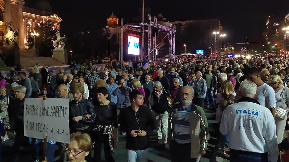 Incident na protestu: Psovke i povici „Idite na Kosovo“ tokom govora Novakovića 1