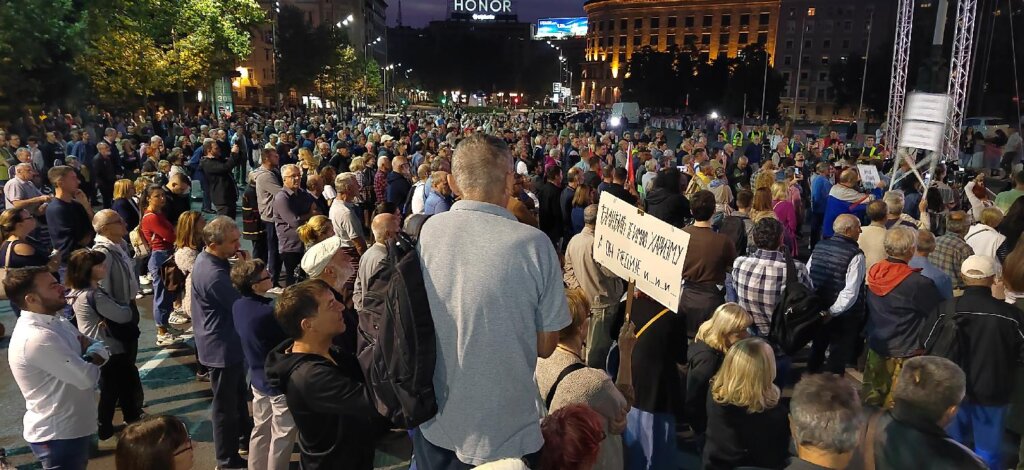 Vučić je mucao i propadao u fotelju na CNN, kod Kristijan Amanpur: Poručili su organizatori na kraju protesta Srbija protiv nasilja na Andričevom vencu 2 Vučić je mucao i propadao u fotelju na CNN, kod Kristijan Amanpur: Poručili su organizatori na kraju protesta Srbija protiv nasilja na Andričevom vencu 2