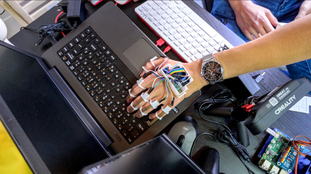 Otvoren Mejkers lab u niškoj školi čiji đaci su osmislili rukavicu za prevođenje znakovnog jezika 1