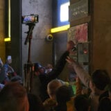 "Srbija protiv nasilja": Radomir Lazović znak REM-a ofarbao u roze, opozicionari slali poruke o jednoj listi (VIDEO, FOTO) 6